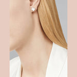 Van Cleef & Arpels Sweet Alhambra earstuds 18K white gold, Mother-of-pearl - Image 2